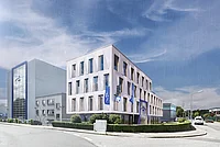 Modernes Bürogebäude mit Glasfassade und weißer Außenverkleidung an einer Straßenecke unter blauem Himmel