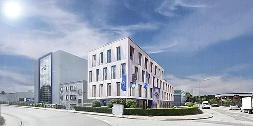 Modernes Bürogebäude mit Glasfassade und weißer Außenverkleidung an einer Straßenecke unter blauem Himmel