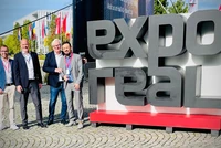 (v.l.n.r.) Steffen Blaser, Matthias Millow, Andreas Palla und John Frank neben dem Expo Real Logo